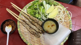 Phố ẩm thực chợ Đông Ba nhộn nhịp trở lại sau ngập lụt