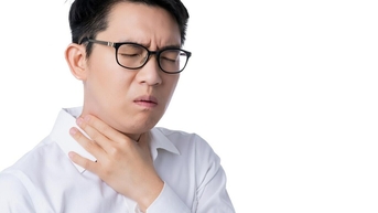 Cách giảm khô rát họng sau khi uống rượu bia