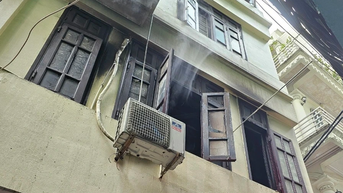 Cảnh sát cứu 3 người thoát căn nhà cháy sáng 30 Tết