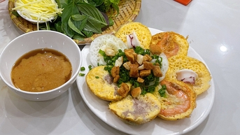 Bánh căn trứng, tôm, mực, thịt bò kiểu Phan Thiết, Đà Lạt, Nha Trang... bạn đã thử chưa?
