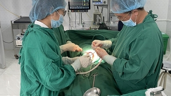 Phẫu thuật lấy khối u buồng trứng gần 9 kg cho bé gái 15 tuổi