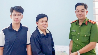 Nhặt được 400 triệu đồng, nam sinh viên trả lại người đánh rơi