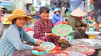 Mùa nước nổi Đồng Tháp, ngoài đồng nước đỏ phù sa bắt sản vật, trên chợ quê la liệt cá đồng