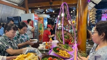 Đội mưa chờ thưởng thức cả trăm món với đủ vị 'ngọt, bùi, cay đắng'