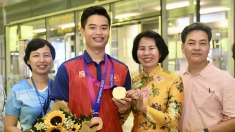 Bố mẹ đón người hùng Phạm Quang Huy về nước