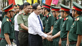 Chủ tịch Quốc hội Trần Thanh Mẫn thăm Bộ Chỉ huy quân sự tỉnh Hậu Giang