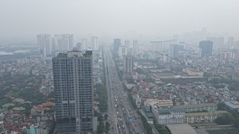 Gần trưa, bầu trời Hà Nội vẫn mù mịt sương