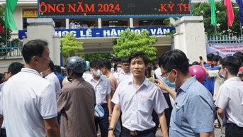 Thí sinh vi phạm quy chế, sử dụng điện thoại trong nhà vệ sinh