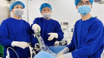 Phẫu thuật nội soi lấy bệnh phẩm ung thư đại tràng qua đường tự nhiên
