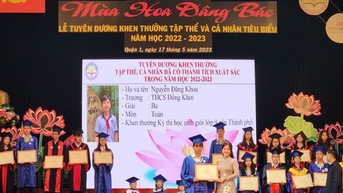 Lãnh đạo phòng GD-ĐT cảm ơn phụ huynh trong lễ tuyên dương học sinh xuất sắc