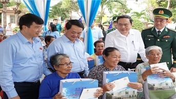Chủ tịch Quốc hội Trần Thanh Mẫn thăm, tặng quà gia đình chính sách, hộ đồng bào DTTS, công nhân, người lao động, lực lượng vũ trang trên địa bàn tỉnh Trà Vinh.