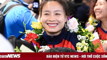 Người hâm mộ vây kín chào đón tuyển nữ Việt Nam về nước