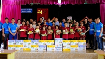 Người làm báo Nghệ An trao quà đến các em nhỏ khuyết tật
