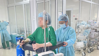 Sau 3 ngày được ghép phổi, nữ sinh 21 tuổi đã đứng dậy tập đi
