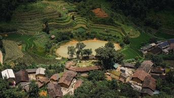 Ngôi làng Thèn Pả như cổ tích dưới chân cột cờ ở Hà Giang