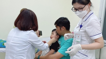 Cháu bé 3 tuổi phải khâu 30 mũi vì bị chó thả rông cắn