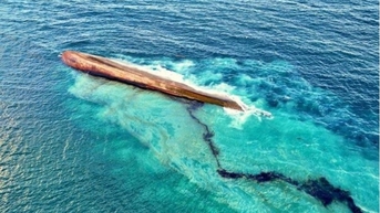 Con tàu bí ẩn bị lật úp ở Trinidad & Tobago, gây ra vụ tràn dầu lớn và tình trạng khẩn cấp quốc gia