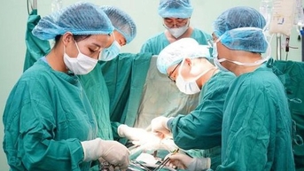 Xe máy điện đổ đè lên người, bé gái bị vỡ tim