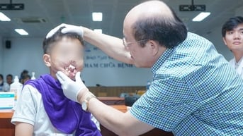 Vi phẫu tạo hình cho bé trai 11 tuổi bị pháo nổ làm vỡ hàm, mất môi