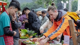 Du khách nước ngoài hào hứng thưởng thức hương vị ẩm thực Quảng Bình