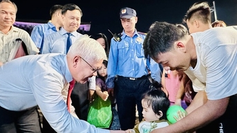 Trẻ em bất ngờ được Bí thư Tỉnh ủy Bình Dương lì xì tại hội hoa xuân