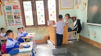 Xác minh thông tin học sinh lớp 6 dạy học thay mẹ