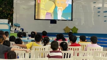 Phụ huynh và học sinh hào hứng khi xem phim hoạt hình “Người thầy của muôn đời”