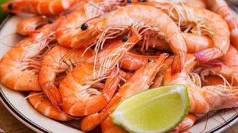 Vì sao tôm lại đổi màu khi nấu chín?