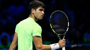 Alcaraz giành chiến thắng đầu tiên, Medvedev vào bán kết ATP Finals