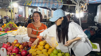 ភ្ញៀវ​ទេសចរ​កូរ៉េ​ទៅ​ផ្សារ​លក់​ដុំ​នៅ​ម៉ោង ៤ ទៀប​ភ្លឺ ដើម្បី​ទិញ​ផ្លែឈើ​ពិសេស​នេះ​នៅ​ប្រទេស​វៀតណាម។
