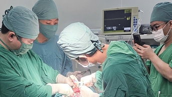 Người đàn ông bị chó nhà hàng xóm cắn mất hoàn toàn cánh mũi