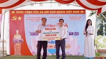Báo Người Lao Động trao tặng cờ Tổ quốc, học bổng cho học sinh thiểu số ở Bình Phước