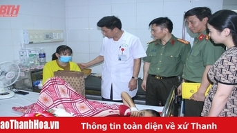 Tặng quà cho các bệnh nhi đang điều trị tại Bệnh viện Nhi Thanh Hóa