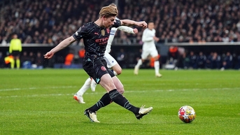 Man City đặt một chân vào tứ kết Champions League