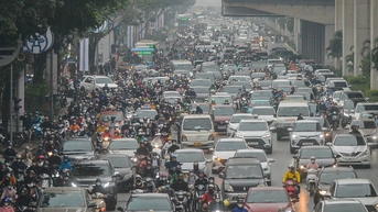 Đường phố ùn tắc, người dân chật vật trong ngày đi làm đầu năm 2024