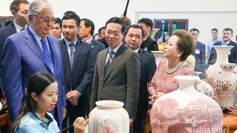 Chủ tịch nước Võ Văn Thưởng và Tổng thống Kazakhstan thử tài làm Gốm Chu Đậu