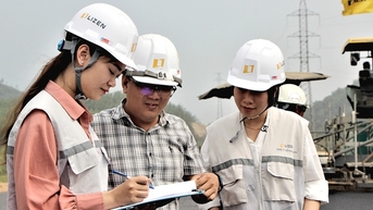Những “bóng hồng” trên công trường giao thông
