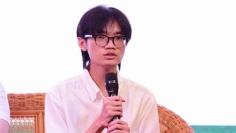 Mất cả cha mẹ, đi làm công nhân 3 năm kiếm sống, vẫn đậu ĐH Kinh tế TP.HCM, được tiếp sức đến trường