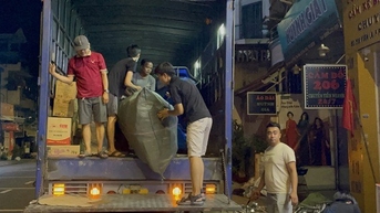 Người dân TPHCM dầm mưa, xuyên đêm gom hàng hỗ trợ các tỉnh, thành phía Bắc