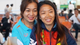 Huỳnh Như và đồng đội về nước, rạng rỡ trong vòng tay cha mẹ sau chiến tích SEA Games