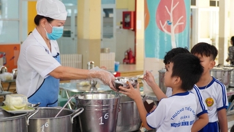 Các khoản thu năm học 2024-2025 ở TPHCM: Suất ăn bán trú theo thỏa thuận