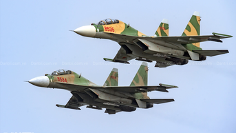Mãn nhãn cảnh tiêm kích Su-30MK2 nhào lộn trên bầu trời Hà Nội