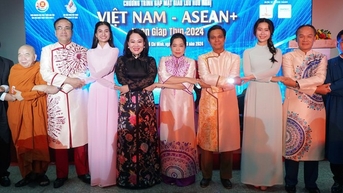 ពេលអគ្គកុងស៊ុលអាស៊ានពាក់អាវប្រពៃណីវៀតណាម និងកាន់ដៃ...