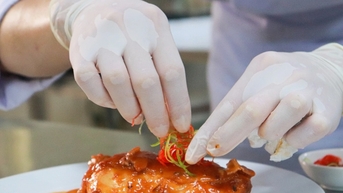 Xuất ngoại làm đầu bếp, sửa ống nước, lương cao hơn công chức