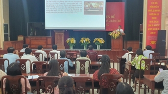 Quang Tri는 당 건설에 관한 저널리즘 작품을 구성하는 기술을 지도합니다.