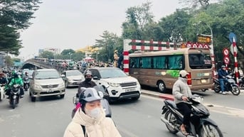 Xe khách đi ngược chiều mắc kẹt tại cầu vượt Tây Sơn