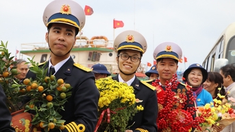 Chúc Tết sớm quân và dân đảo Cồn Cỏ, Lý Sơn