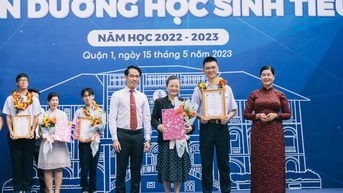 Tôn vinh phụ huynh trong lễ tổng kết năm học, tại sao không?