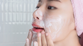 Chăm sóc da mụn do thay đổi nội tiết thế nào?