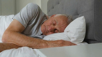 Tìm ra thời gian ngủ trưa và đêm tốt nhất cho người lớn tuổi